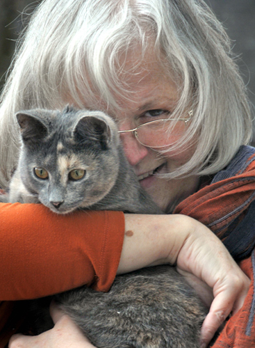 Christine Gross mit ihrer Katze